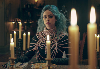 Atriz da Marvel vira bruxa de cabelo azul em filme da Netflix