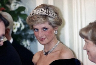 The Crown: Atriz está igual a Lady Diana em imagem da 5ª temporada
