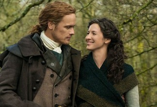 Sam Heughan e Caitriona Balfe interpretam Jamie e Claire em Outlander