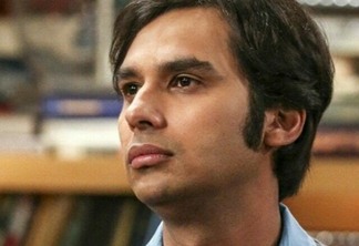 Com papel diferentão, ator de Big Bang Theory se afasta cada vez mais de Raj