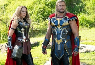 Natalie Portman e Chris Hemsworth em Thor: Amor e Trovão