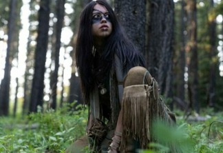 Amber Midthunder como Naru em O Predador: A Caçada.