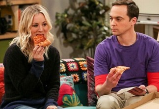 Kaley Cuoco e Jim Parsons em The Big Bang Theory.