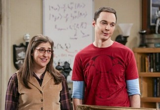 Jim Parsons e Mayim Bialik em The Big Bang Theory.