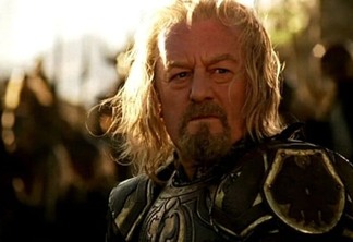 Bernard Hill como Théoden em O Senhor dos Anéis: O Retorno do Rei