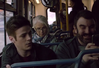 The Flash pega ônibus e encara novo vilão em trailer estendido da série