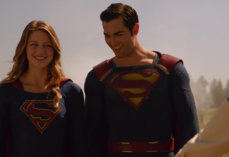 Arrowverso | Superman aparece com uniforme preto e misterioso livro em nova foto do set