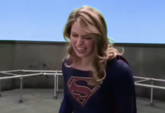 Supergirl | Melissa Benoist imita cena clássica de The Room em vídeo dos bastidores