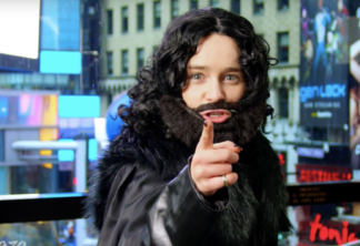 Emilia Clarke se disfarça de Jon Snow para promover Game of Thrones
