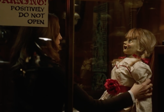 Vera Farmiga segura a boneca em nova imagem de Annabelle 3: De Volta para Casa