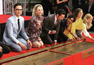 Elenco de The Big Bang Theory assina nomes na calçada da fama