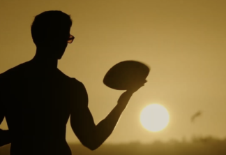 Trailer de Top Gun 2 traz jogo de futebol sem camisa