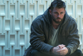 Chris Hemsworth, o Thor, mostra que malha até na "menor academia do mundo" no Japão