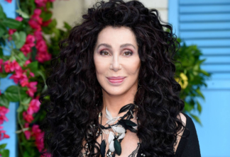 Cher detalha romance com astro de Top Gun: "Quente e intenso"