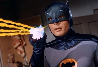 Adam West como o Batman