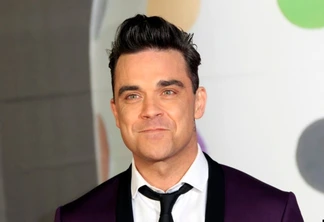 Robbie Williams|O cantor afirma ter tido encontros com extraterrestres durante sua vida. Uma vez ele estava no estúdio gravando uma música que falava sobre abdução, e então uma luz invadiu o lugar e logo depois recuou.