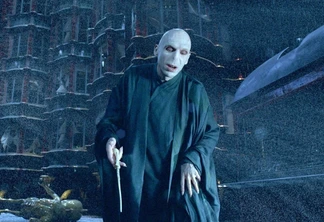 Ralph Fiennes como Voldemort na franquia Harry Potter.