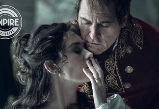 Vanessa Kirby e Joaquin Phoenix em cena de Napoleão
