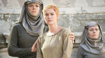 Hannah Waddingham (à esquerda) e Lena Headey (ao centro) em Game of Thrones