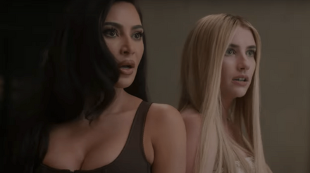 Kim Kardashian e Emma Roberts em American Horror Story: Delicate