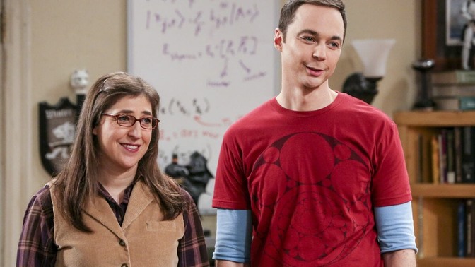 Jim Parsons e Mayim Bialik em The Big Bang Theory.