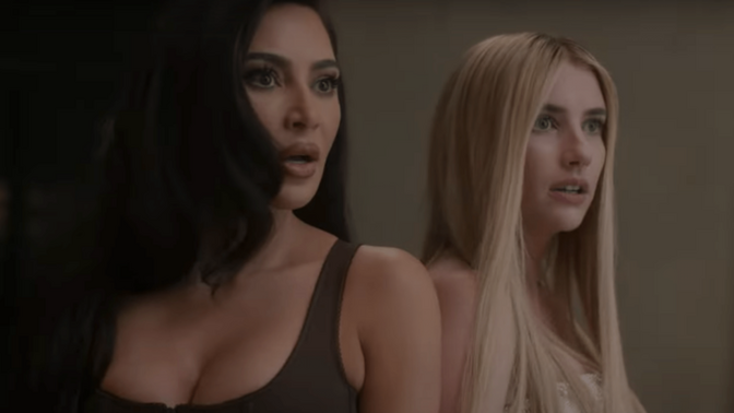 Kim Kardashian e Emma Roberts em American Horror Story: Delicate