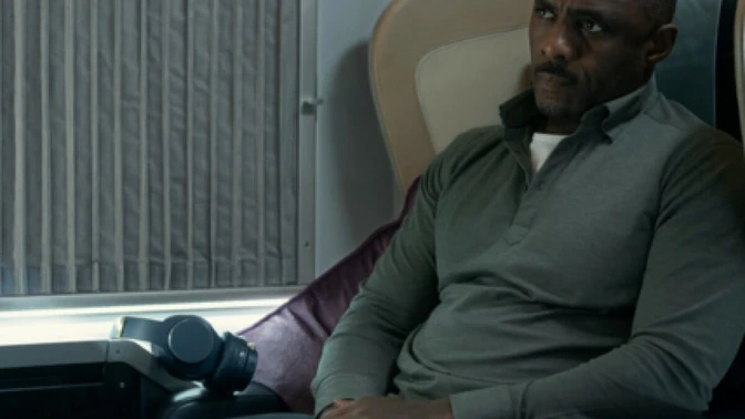 Idris Elba em Sequestro no Ar