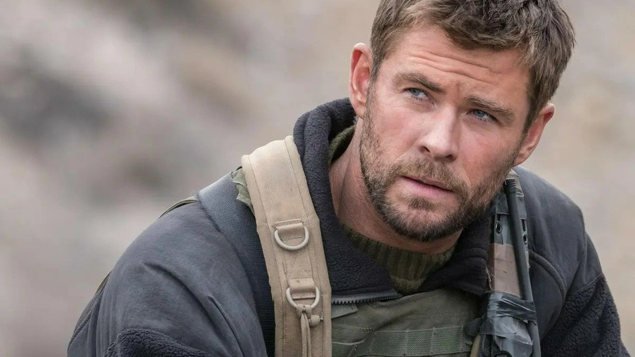 Chris Hemsworth em 12 Heróis
