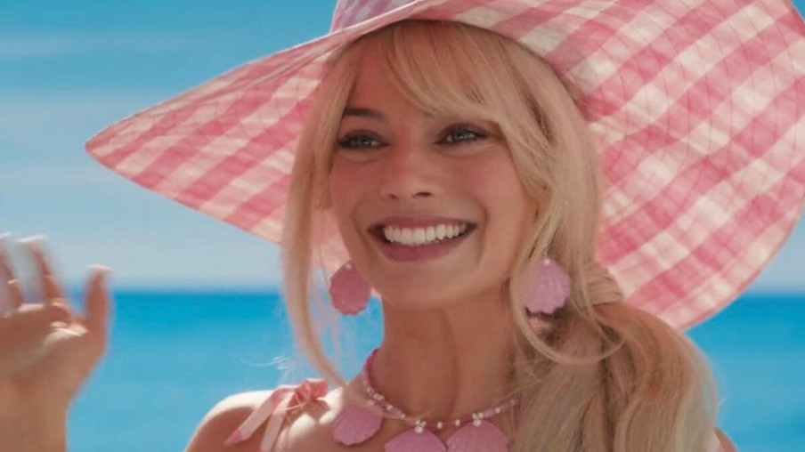 Margot Robbie é a protagonista do filme Barbie.