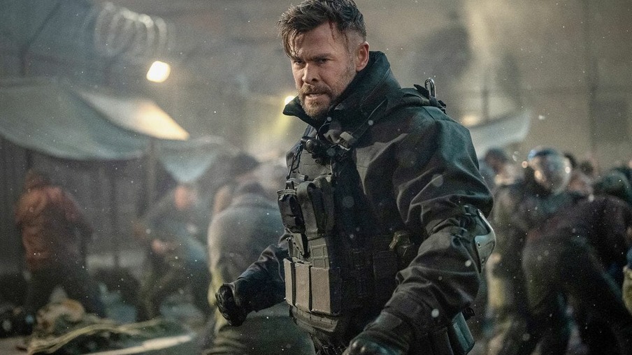 Chris Hemsworth como Tyler Rake em Resgate 2.