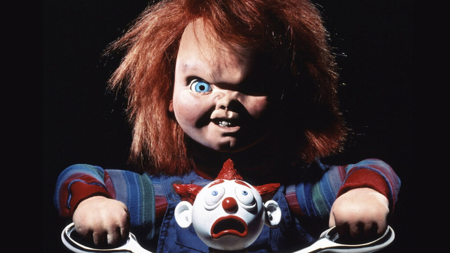 Chucky em pôster de O Brinquedo Assassino.