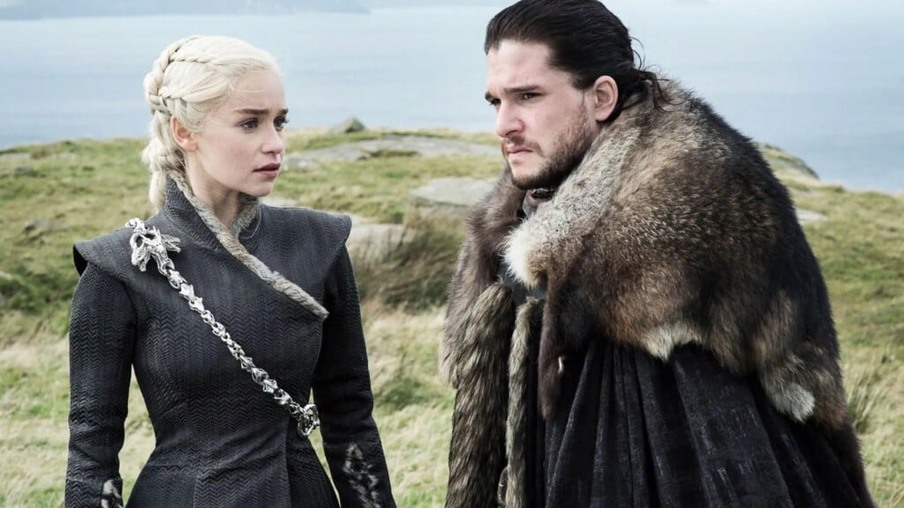Daenerys e Jon Snow em Game of Thrones.