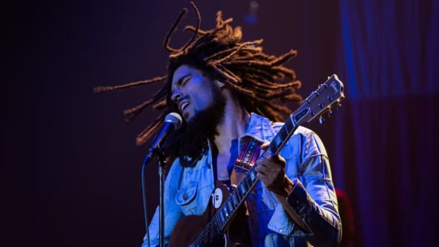 Bob Marley canta e toca guitarra em Bob Marley: One Love