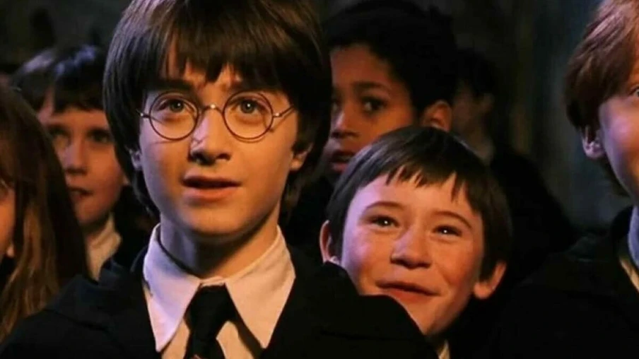Daniel Radcliffe como Harry Potter em A Pedra Filosofal.