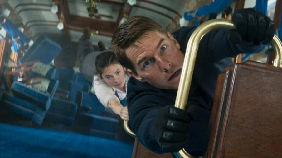 Tom Cruise e Haley Atwell em cena de ação de Missão Impossível 7