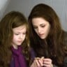 Mackenzie Foy e Kristen Stewart em Amanhecer: Parte 2, da saga Crepúsculo