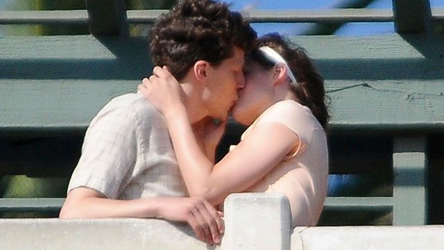 Kristen Stewart e Jesse Eisenberg trocam amassos no set do filme de Woody Allen