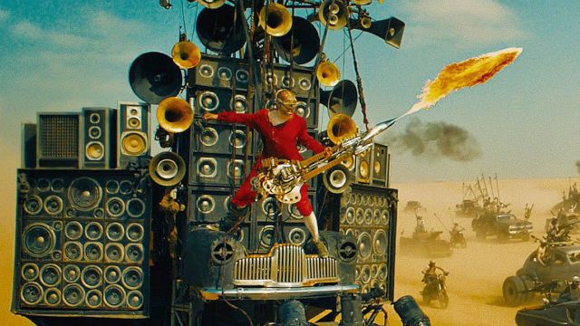 Mad Max: Estrada da Fúria | Vídeo foca no Doof Wagon e seu guitarrista insano