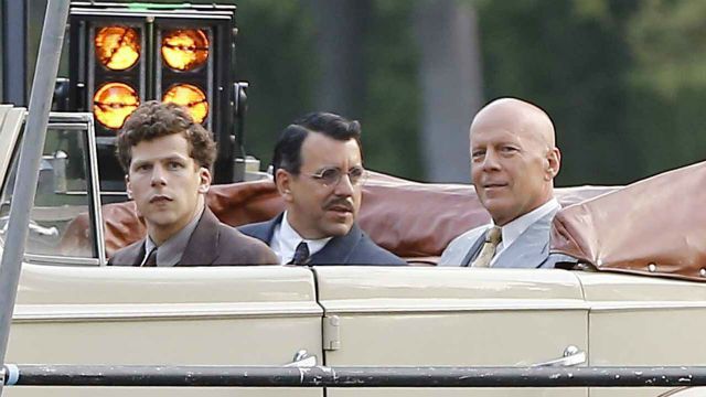 Bruce Willis e Jesse Eisenberg aparecem no set do novo filme de Woody Allen