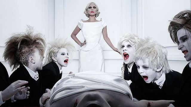 American Horror Story: Hotel | Lady Gaga e seus filhos do mal em um dos novos cartazes
