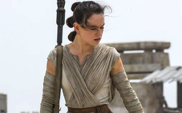 Daisy Ridley como Rey em Star Wars: O Despertar da Força