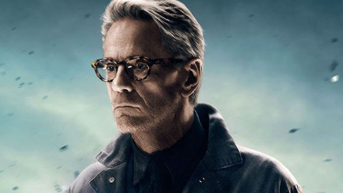Jeremy Irons como Alfred