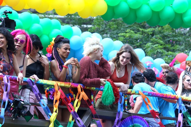 Sense8 | Atores protagonizam beijos na parada LGBT de São Paulo