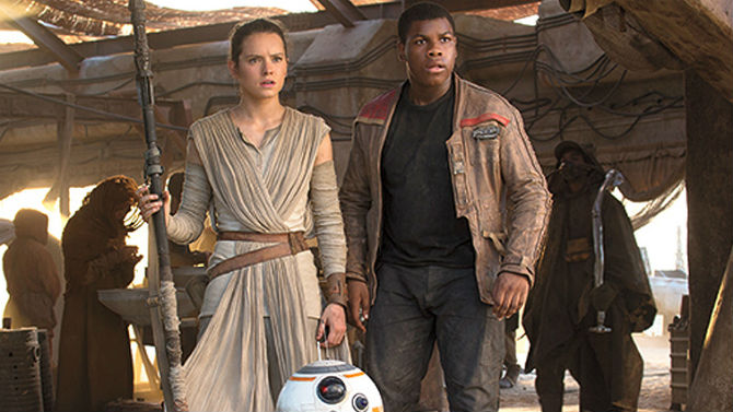 Daisy Ridley e John Boyega em Star Wars: O Despertar da Força.