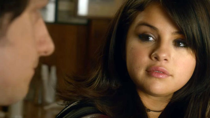 Amizades Improváveis | “Seu pênis funciona?”, pergunta Selena Gomez em clipe de filme da Netflix