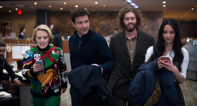 Festa de Natal da firma sai do controle no trailer de comédia com Jennifer  Aniston