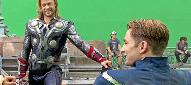 Chris Evans e Chris Hemsworth no set de Os Vingadores