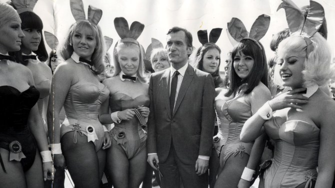 Hugh Hefner e suas coelhinhas da Playboy em 1966