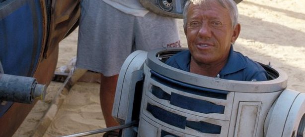 Kenny Baker no traje de R2-D2