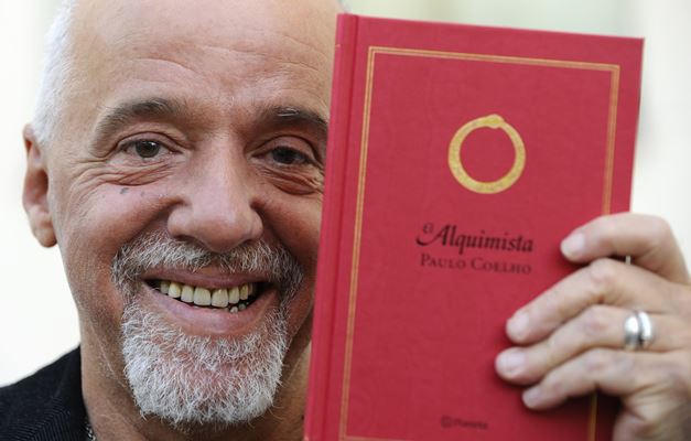 Paulo Coelho e uma cópia do seu livro, O Alquimista